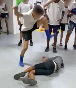 Estudantes trocam socos em escola na Zona Norte do Rio até um deles desmaiar; nenhum funcionário impede briga