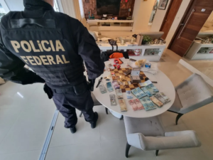 PF faz operação em SP contra organização suspeita de lavagem de dinheiro, comércio ilegal de armas e crimes patrimoniais