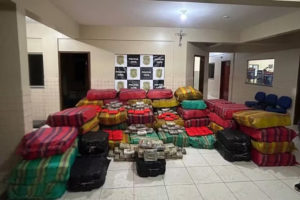 ‘Maior apreensão da história’: Polícia apreende 3 toneladas de drogas escondidas em barco com peixes no Pará