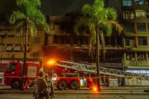 Incêndio de grandes proporções em pousada deixa dez pessoas mortas em Porto Alegre