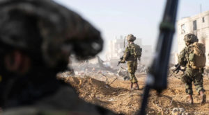 Militares israelenses ordenam que palestinos de Rafah deixem partes da cidade
