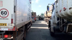 Caminhão-tanque carregado com óleo diesel tomba na BR-135, em São Luís