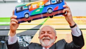 Lula deve anunciar 5 mil ‘ônibus verdes’ e obras em favelas