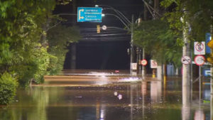 Nível do Guaíba baixa 20 cm em 24 horas, mas água segue avançando em ruas de Porto Alegre