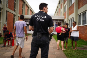 Com 6.000 desabrigados, universidade administra cidade provisória e recorre à polícia para separar facções