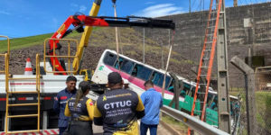 Acidente com ônibus do IFPA em Tucuruí: veículo que caiu em ribanceira é retirado do local