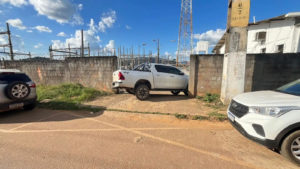 Insatisfeito com descaso da Equatorial, empresário bloqueia entrada e saída de veículos