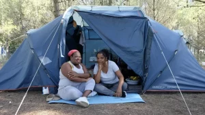 ‘Revoltados com os aluguéis’: brasileiros moram em acampamento em Portugal