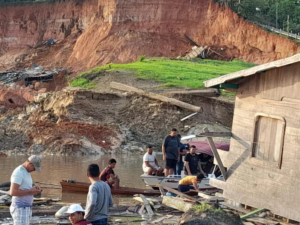Sobe para 2 número de mortos após queda de barranco fazer vila ‘sumir do mapa’ no Amazonas