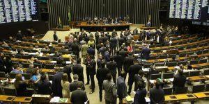 Deputados aprovam lei que cria o programa ‘Médicos pelo Brasil’