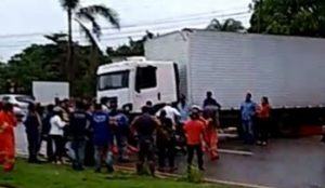 Moto colide com carreta e piloto fica gravemente ferido em Marabá