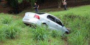 Carro desgovernado cai dentro de rotatória