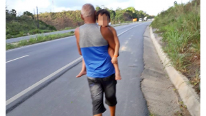 Motorista de Uber expulsa família do carro após criança autista ter crise durante o trajeto