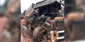 Grave acidente deixa caminhão esfacelado na Vila Santa Fé
