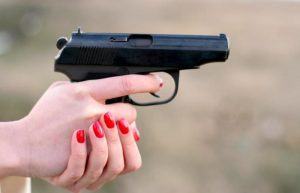Projeto autoriza porte de arma por mulher sob medida protetiva