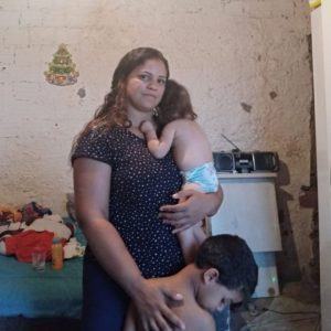 ‘Não tem comida em casa’: o drama das mães de crianças vítimas do zika na fila do INSS