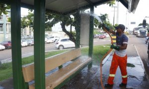 Covid-19: Equipes do SSAM fazem limpeza e higienização de pontos de ônibus