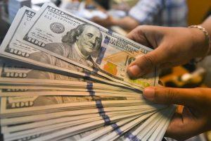 Dólar opera em alta e chega a R$ 5,20