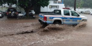 Chuva desta segunda dificulta entrada na Delegacia da Folha 30