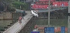 Homem cai com carro em rio 10 minutos após receber carteira de motorista