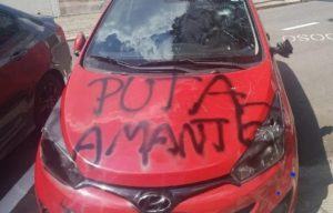 Mulher tem carro depredado e pichado: “puta” e “amante”