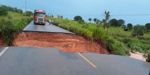 Trecho da BR-155 cede e interrompe acesso a Xinguara