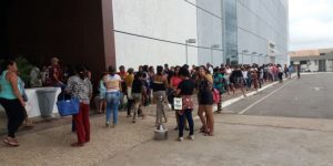 Falsa “ação social” leva centenas de mulheres à porta do shopping