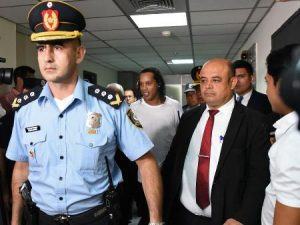 Ronaldinho e Assis são presos no Paraguai para evitar saída do país
