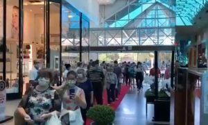 Reabertura de shoppings em Santa Catarina tem saxofone, palmas e aglomeração em meio a pandemia