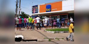 Segunda-feira começa com aglomeração em filas de bancos em Marabá e Parauapebas