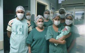 Bebê prematuro de mãe vítima do coronavírus recebe alta do Hospital das Clínicas