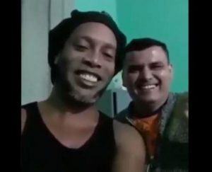 Ronaldinho grava vídeo da cadeia e internautas não perdoam: “driblou a segurança”