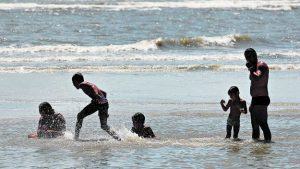 Com praias movimentadas, Salinas tenta voltar à rotina de lazer