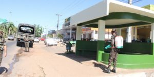 Exército higieniza praças e pontos de ônibus do Núcleo Cidade Nova