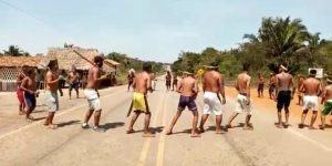 Indígenas interditam rodovia federal para cobrar prefeito de São Geraldo