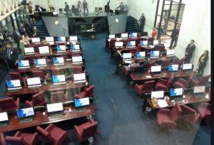 Deputados e vereadores retornam às sessões legislativas presenciais