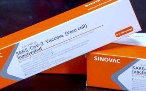 Primeiras doses da vacina chinesa contra a covid-19 chegam ao Brasil em uma semana, prevê governo de São Paulo