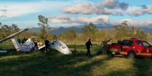 Mãe envolve bebê no colo e ele é o único sobrevivente de queda de avião