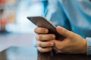 Estudo revela que coronavírus sobrevive até 28 dias em aparelho celular