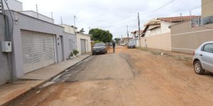 Asfalto na porta de uma só casa viraliza nas redes sociais em Marabá
