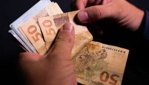 Governo aumenta para R$ 1.088 previsão para mínimo em 2021