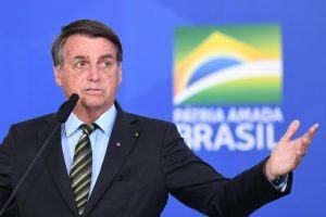 Bolsonaro afirma que vacina emergencial certificada pela Anvisa está a caminho do Brasil