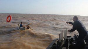 Vítimas de naufrágio são resgatadas após utilizarem geladeira para flutuar no Pará