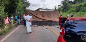 Caminhão com escória de minério tomba e trava trânsito rumo à Vila Sororó