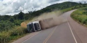 Carreta tomba na BR-163, no interior do Pará