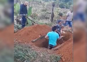 Sem coveiro, pai cava sepultura do próprio filho em cemitério no Pará