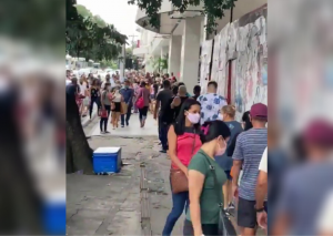 Horas antes de lockdown consumidores fazem fila em frente a shopping center em Belém