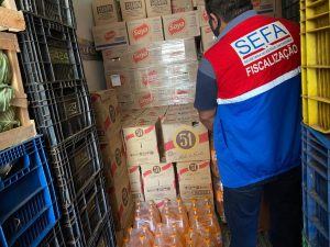 Sefa apreende bebidas escondidas em caminhão de hortifrúti, em Marabá
