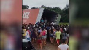 Populares roubam carga de televisores em rodovia.