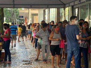 Beneficiários do auxílio do Estado enfrentam filas longas para sacar auxílio em Belém